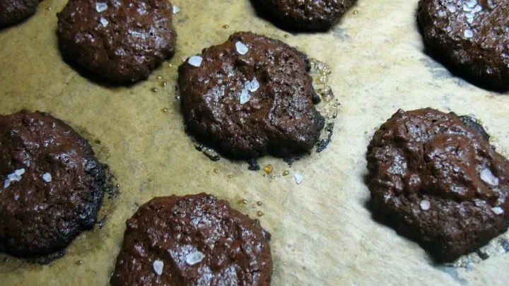 Nach dem Backen lässt man die Cookies ganz kurz abkühlen und bestreut sie dann mit etwas Grümmel-Kandis.