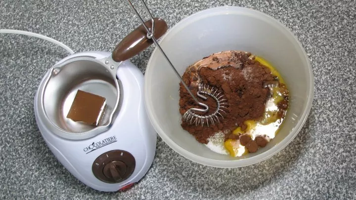 Zubereitung Schritt 1: Die Kuvertüre im Wasserbad schmelzen. Kakao und Zucker mit dem Rum verquirlen.