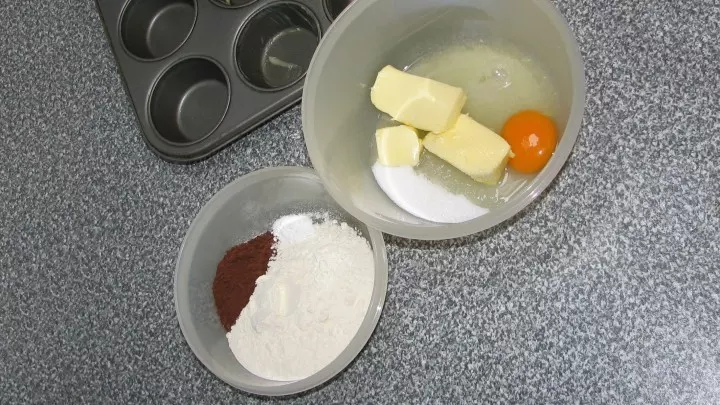 Zucker, weiche Butter, Salz und Ei schaumig aufschlagen. Mehl, Backpulver, Kakao trocken vermischen und auf einmal mit 1-2 EL Milch (je nach Eigröße) zur Zucker-Ei-Mischung geben.