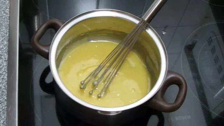 Den Sirup mit Zucker und Butter in einen Topf geben und zum Kochen bringen, etwa eine Minute schäumend kochen lassen.