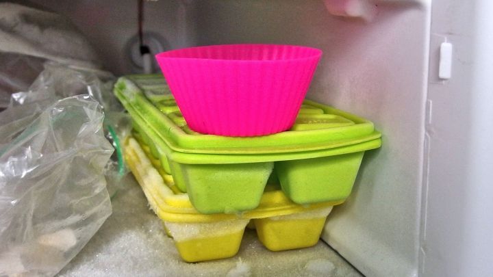Muffins lassen sich sehr einfach aus der Form lösen, wenn man die mit Margarine eingefettete Form zunächst ins Eisfach stellt.