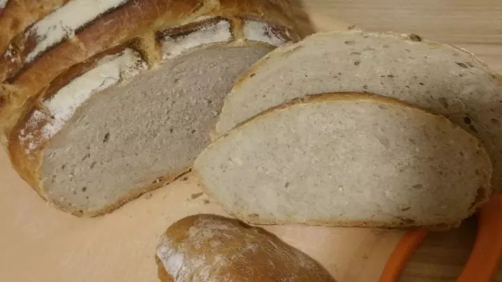 Das Brot wiegt 1200 g, ich schneide es in Scheiben auf und friere den Rest ein, so hat man immer schnell frisches Brot.