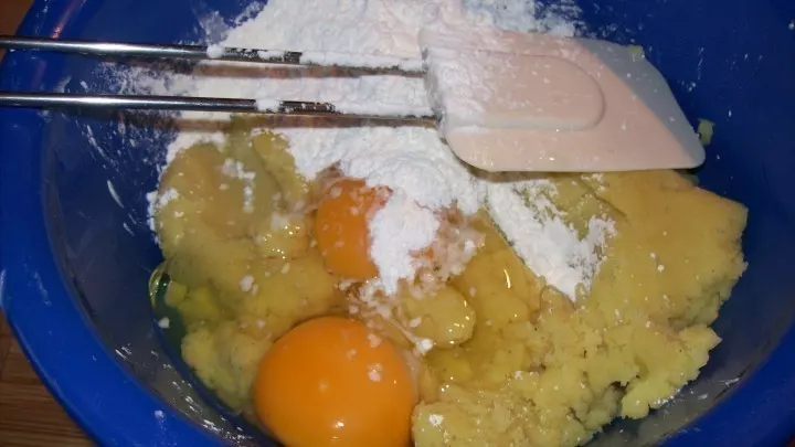 Aus dem abgekühlten Püree werden die beiden Eier und das Kartoffelmehl mit dem Schneebesen gut untergearbeitet und mit den Händen werden nun flache Teigportionen geformt.