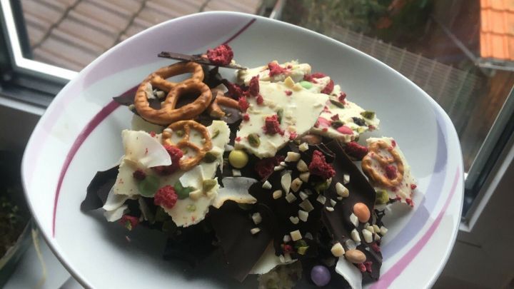 Mit diesem einfachen Rezept für Bruchschokolade und Basilikum-Limetten-Sirup werdet ihr eure Familie und Freunde begeistern!