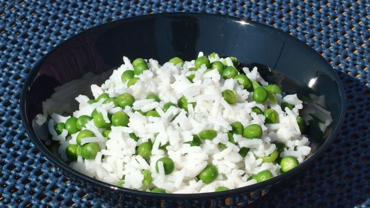 Ich gebe gerne Erbsen zum Reis und koche alles zusammen. So werden die Vitamine der Erbsen vom Reis aufgenommen und werden nicht mit dem Kochwasser weggeschüttet.