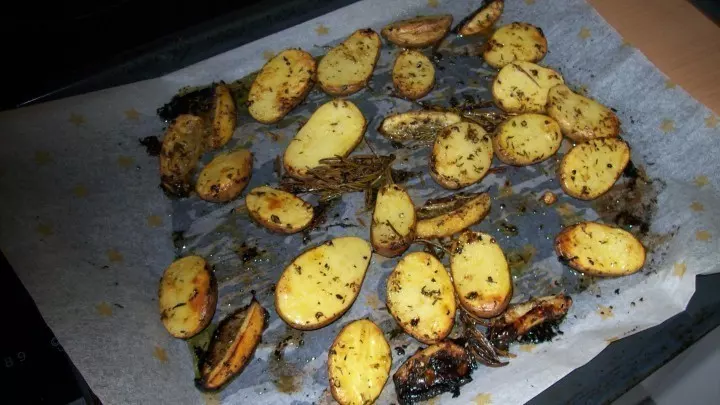 Das Blech kann nun in den heißen Ofen und die Kartoffeln werden während des Backvorganges ein paar Mal gewendet, damit sie rundum schön braun werden.