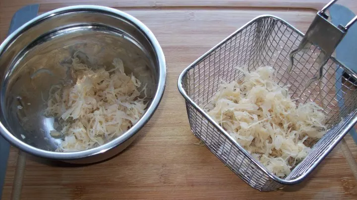 Das Sauerkraut wird im Frittierkorb verteilt und in dem heißen Fett hellbraun frittiert. Vorsicht bitte bei dieser Arbeit, das Fett spritzt.