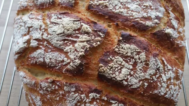 Saftiges, knuspriges Kartoffelbrei-Brot: Das fertig gebackene Kartoffelbrot auf dem Rost erkalten lassen. 