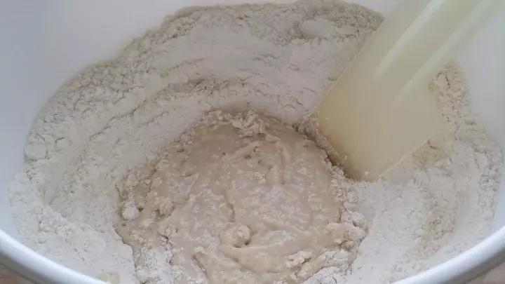 In einer Schüssel das Mehl mit dem Zucker mischen, eine Mulde machen und die aufgelöste Hefe hineingießen, vom Mehl ringsum in die Mitte einrühren. Zugedeckt 10 Minuten ruhen lassen. 