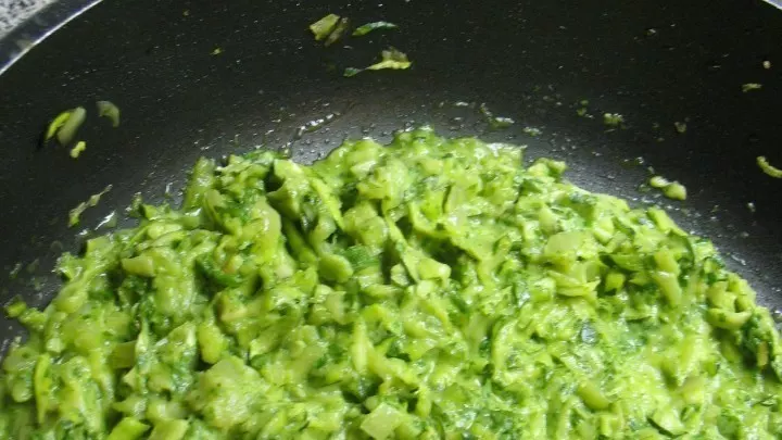 Der fein gehackte und mit Zitronensaft pürierte Rucola wird mit der abgekühlten Zucchini-Zwiebel-Knoblauch-Masse vermischt, dann wird die Salatcreme untergerührt und alles kräftig gewürzt.   