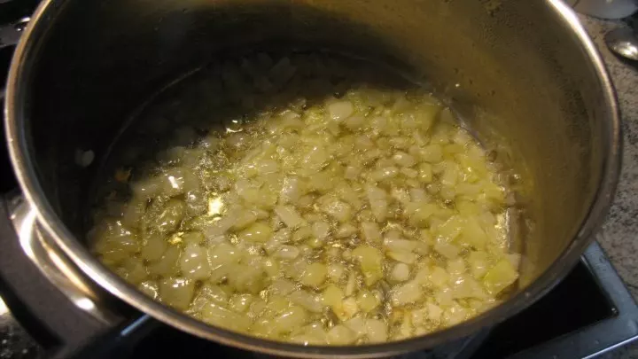 In einem Topf werden 2 Esslöffel Butterschmalz erhitzt und darin die Hälfte der Zwiebelwürfel angebraten.