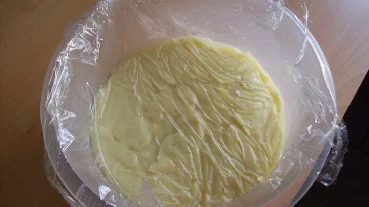 Man füllt den Pudding nun in eine Schüssel und deckt ihn mit einer Frischhaltefolie ab, damit sich keine Haut bildet.