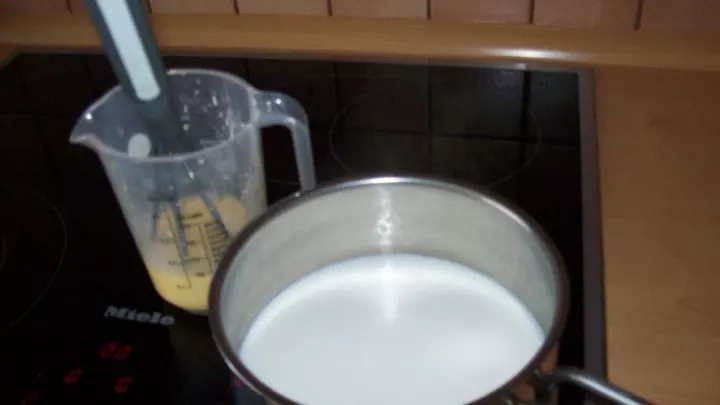 Für die Füllung wird die Milch - etwas davon zurückhalten - zum Kochen gebracht. Den Topf vom Herd ziehen und das mit der restlichen Milch und dem Zucker verrührte Puddingpulver wird in die heiße Milch gerührt und noch einmal kurz aufgekocht.