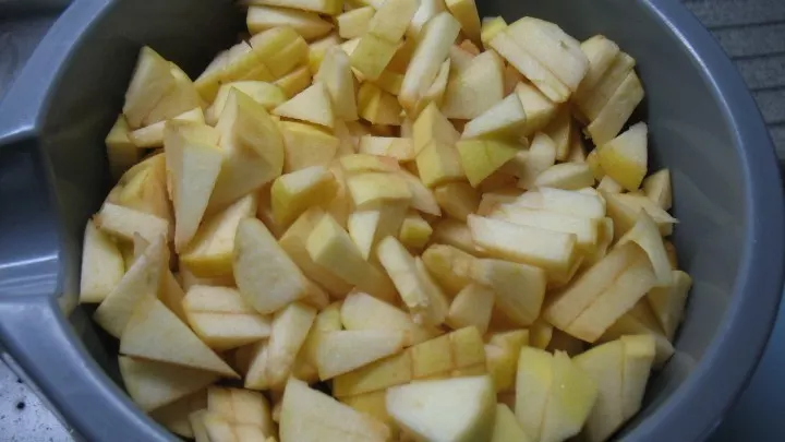 Die Äpfel werden gewaschen, geviertelt, vom Kerngehäuse befreit und danach in ziemlich kleine Stücke geschnitten.
