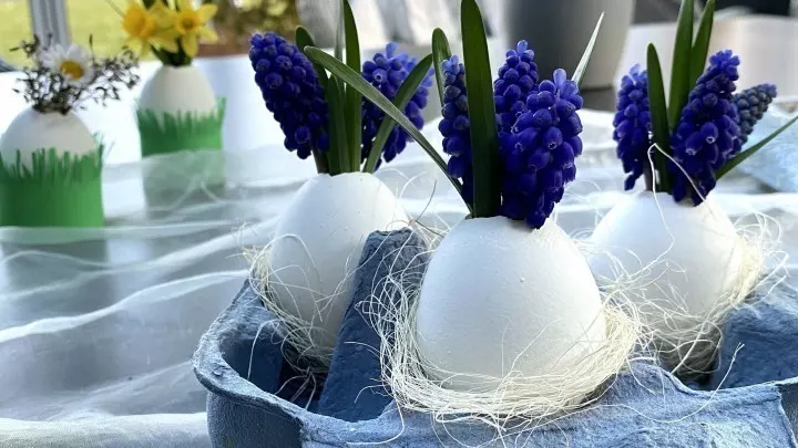 Die süßen Eiervasen für die Osterdeko sind schnell gebastelt, denn die Materialien hat jeder bereits zu Hause.