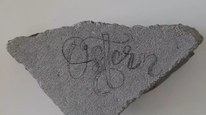 So musste ich meinen Entwurf frei Hand auf den Stein zeichnen: Man kann übrigens auf Stein wunderbar mit Bleistift und Radiergummi arbeiten!