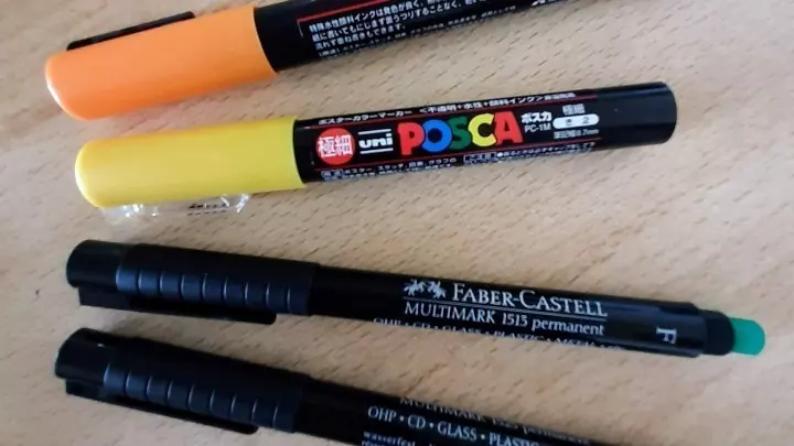 Hier noch einmal die verwendeten wasserfesten Faber Castell Stifte sowie die Posca Marker – beide Qualitäten in zwei unterschiedlichen Stärken.
