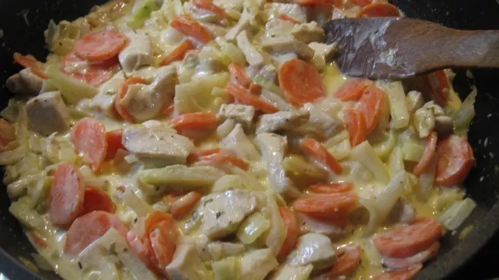 Crème fraîche unter das Gemüse rühren und einmal kurz aufkochen lassen. Nun das Fleisch zugeben, untermischen und mit Salz und Pfeffer abschmecken.