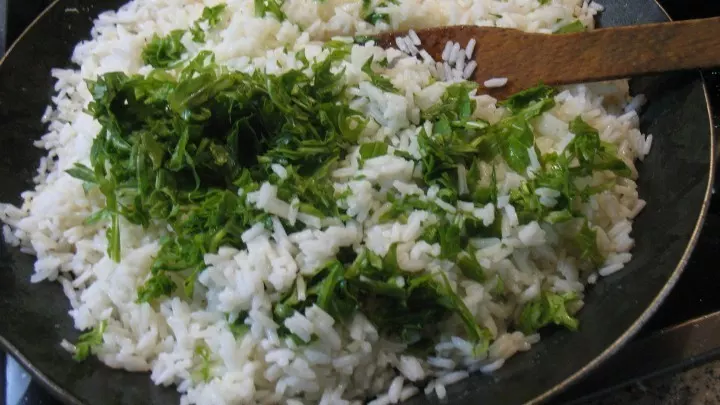 Rucola abspülen, trocken schütteln, fein schneiden und unter den Reis mischen.