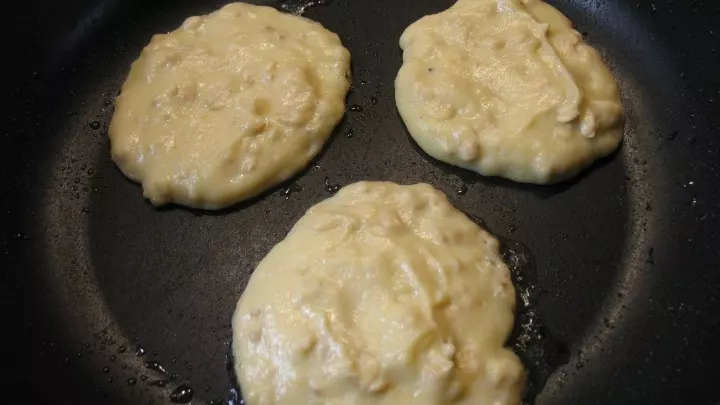 In einer beschichteten Pfanne wird Butterschmalz oder Öl erhitzt, dann gibt man den Kartoffelteig in kleinen Portionen auf die Pfanne.