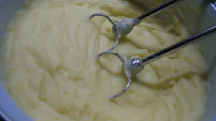 Nun gibt man die Butter dazu und püriert die Kartoffeln mit einem Handmixer fein, dann rührt man die Milch ein.