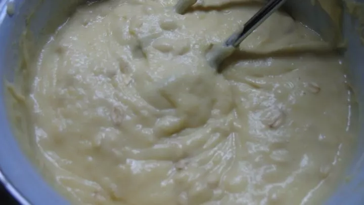 Unter die Kartoffelmasse wird zunächst die Milch und dann die Mehl-Backpulver-Haferflocken-Mischung im Wechsel mit den Eiern gerührt.