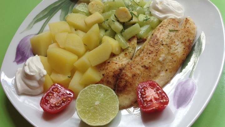 Tilapia-Fischfilet mit Salzkartoffeln &amp; Schmorgurken - Rezept