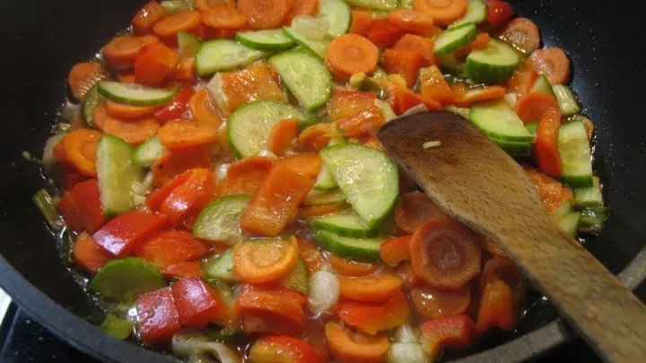 Das Gemüse löscht man mit Gemüsebrühe ab und lässt alles 8 bis 10 Minuten einkochen.