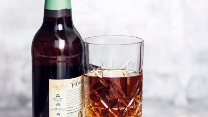 Aus zwei Teilen Bier, ein Teil Korn und zwei Teilen Cola entsteht ein einfacher, aber leckerer Longdrink.