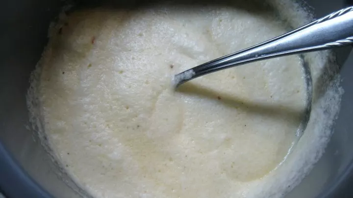 Die Eigelbe und restlichen Eier, die Milch und der geriebene Käse werden gut verquirlt, dann gewürzt und zum Schluss wird der Eischnee vorsichtig untergehoben.