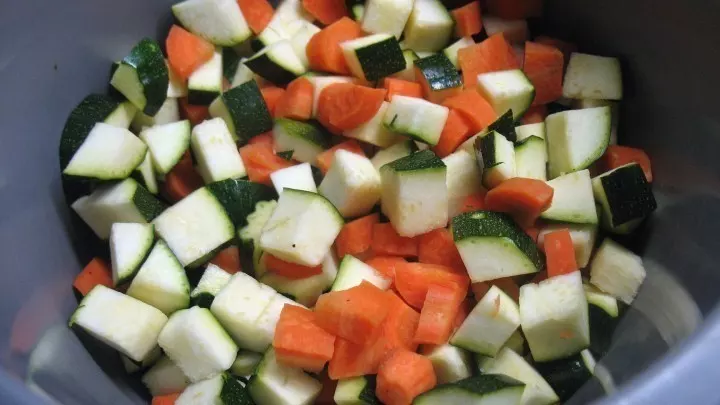 Karotten und Zucchini werden in kleine Stücke geschnitten.