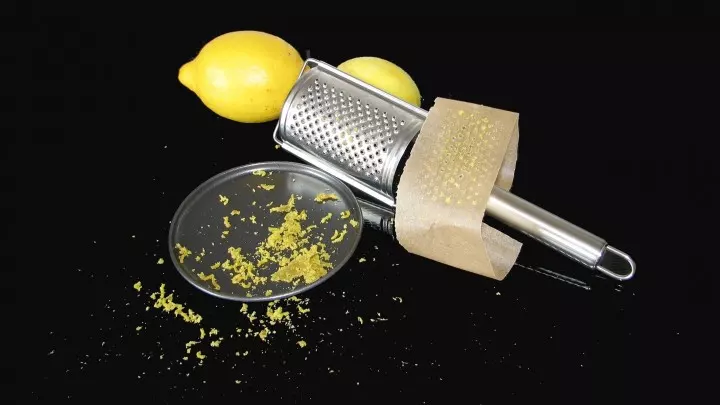 Beim Abreiben von Zitronen, bleibt die größte Menge in der Reibe hängen, das ist ärgerlich. Mit diesem Zitronenabrieb-Trick, geht nichts verloren.