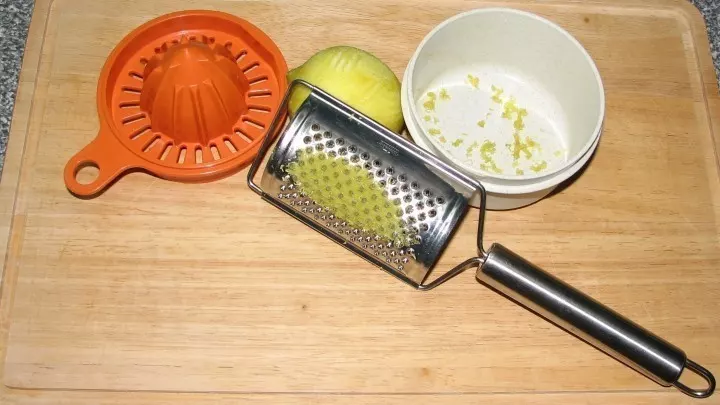 Zitronenschale aus dem Sieb herauskratzen: Weder für das Messer noch die Reibe gut und trotz aller Mühe bleibt immer noch viel hängen.