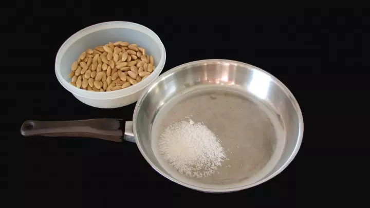 Das Salz in eine Pfanne geben und mit dem kochenden Wasser übergießen.