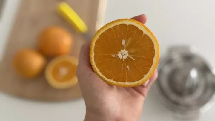 3 - 4 frische Orangen und wer möchte, etwas Limette auspressen.