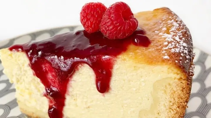 Käsekuchen geht immer. Dieses köstliche Rezept ist besonders saftig und lecker und das Beste ist: er zerfällt nicht!