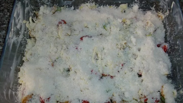 Gouda und geriebenen Parmesan auf dem Maultaschen-Avocado-Auflauf verteilen.