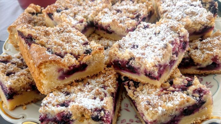 Der leckere Beerenkuchen vom Blech mit weißer Schokolade ist schnell zubereitet. Jeder kann dafür die Beeren verwenden, die er zuhause hat.