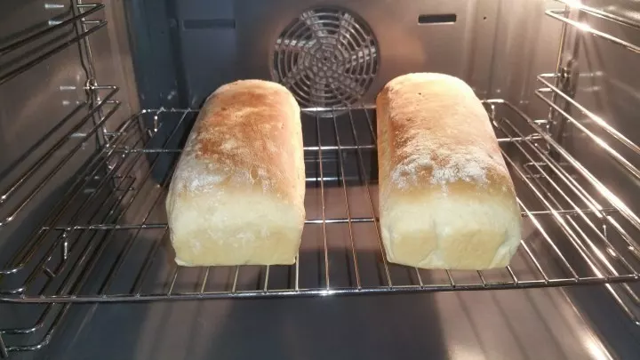 Aus der Form nehmen und weitere 5 Minuten weiterbacken, dass das Brot stabil wird, da es so fluffig ist.