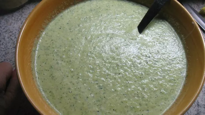 Unter die pürierte Suppe rührt man die Sahne und den geriebenen Ingwer und würzt sie nach Geschmack kräftig.