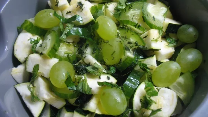 Zucchini- und Gurkenstücke werden mit den Weintrauben und etwa ⅔ der gehackten Kräuter vermischt und dann portionsweise püriert.