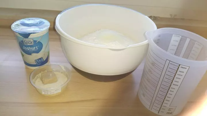 Salz unter das Mehl mischen, Wasser heiß machen und den kalten Joghurt hinein leeren. So hat es die richtige Temperatur für den Teig.