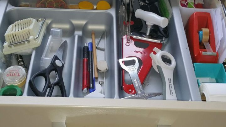 Mit Plastikdosen in Schublade und Schrank Ordnung schaffen