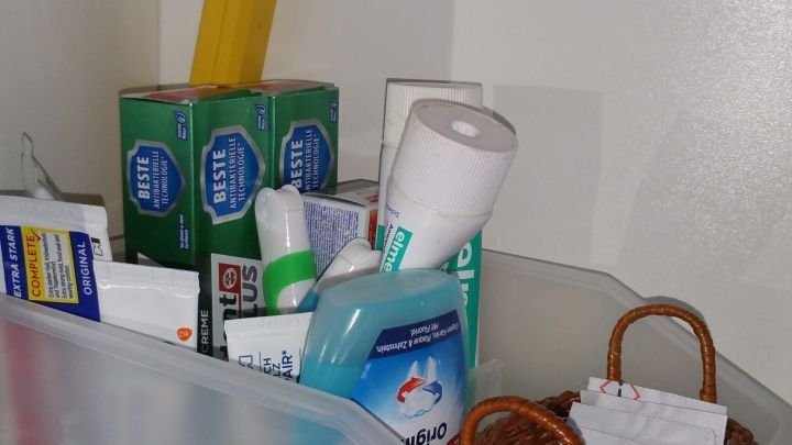 Mit Plastikdosen in Schublade und Schrank Ordnung schaffen
