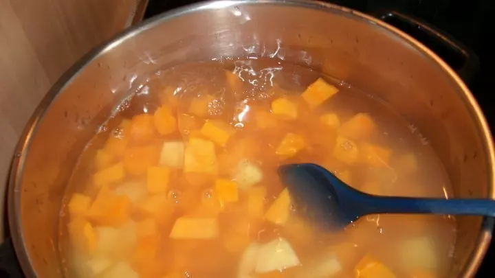 Die Butternut- und Kartoffelwürfel im Salzwasser 10 Minuten kochen lassen.