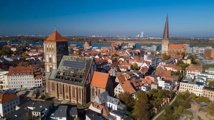 Gehe z. B. auf Spurensuche der 7 Kirchen der Stadt. Die höchste Kirche Rostocks mit 117 m ist St. Petri.