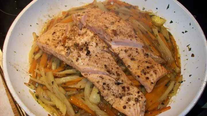 Ist alles einmal aufgekocht, werden die Fischfilets auf das Gemüse gelegt.