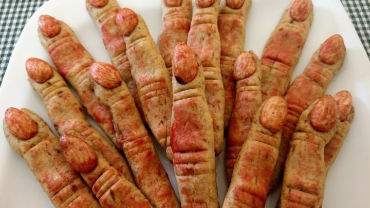 Bereit für Gruselstimmung? Mit den blutigen Hexenfingern kommt sie garantiert auf! Sie sind das perfekte Fingerfood für deine Halloweenparty.