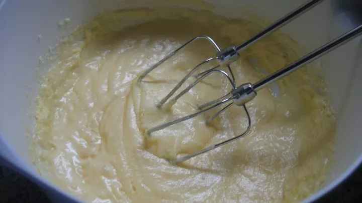 Mit dem Handmixer wird die weiche Butter mit dem Zucker und den Eiern zu einer cremigen Masse verrührt.