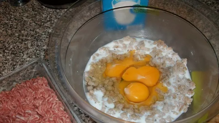 Man weicht die Würfelchen in der Milch ein und gibt nacheinander das Hackfleisch und die Eier dazu und schmeckt es mit den Gewürzen ab.